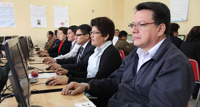 Profesores peruanos celebrando su nombramiento oficial en 2024