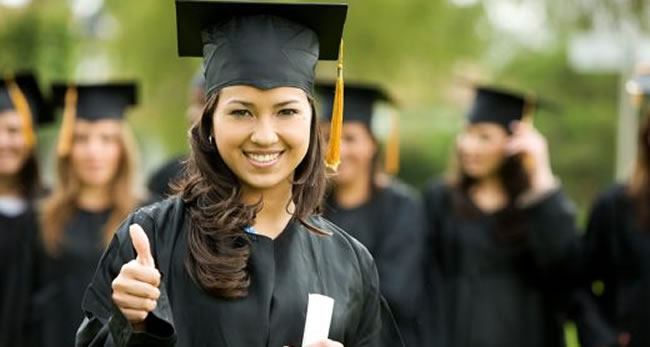 Mujeres estudiantes en una universidad de Perú